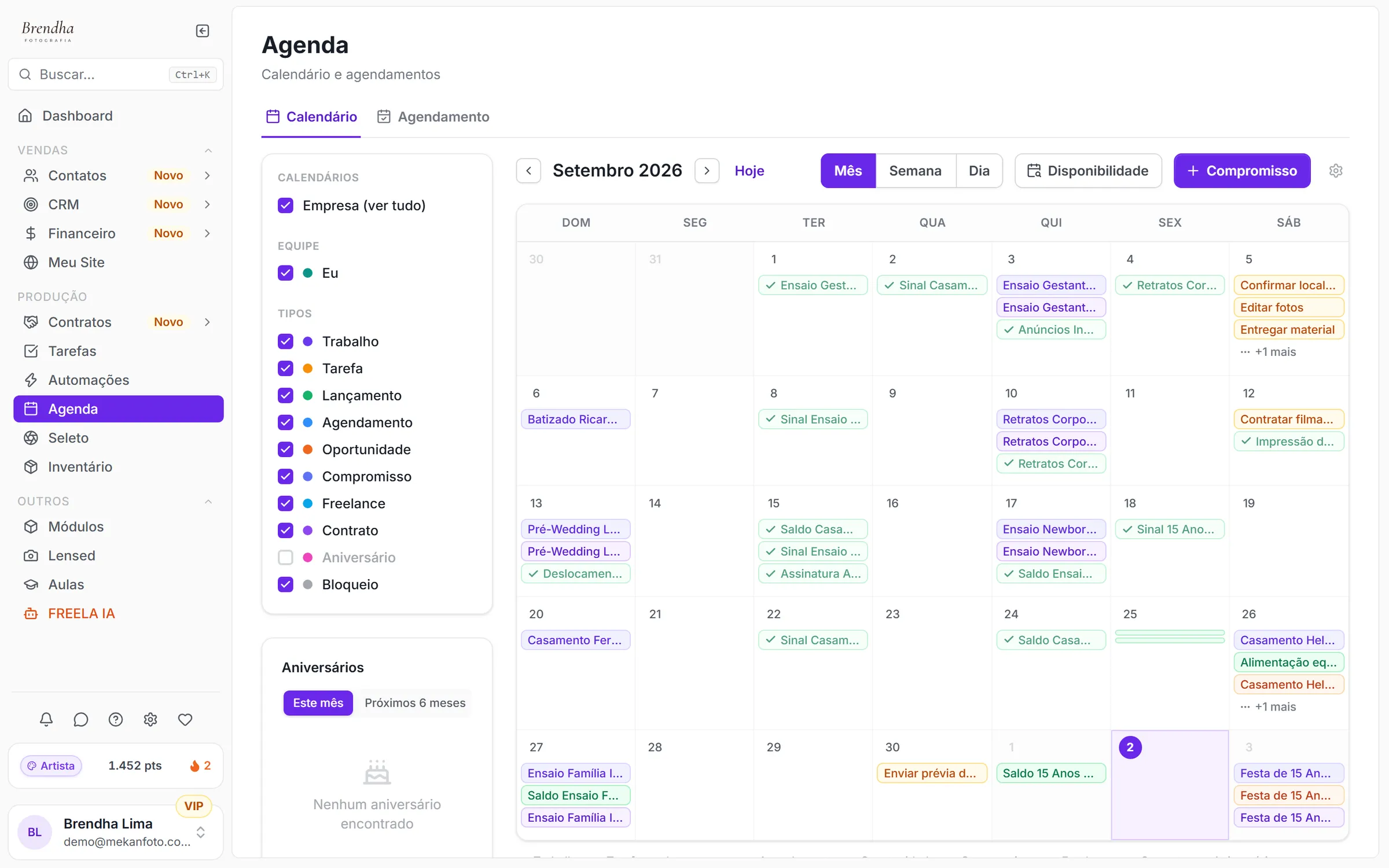 Agenda mensal da Mekan Foto com ensaios, tarefas, lançamentos e compromissos coloridos por tipo