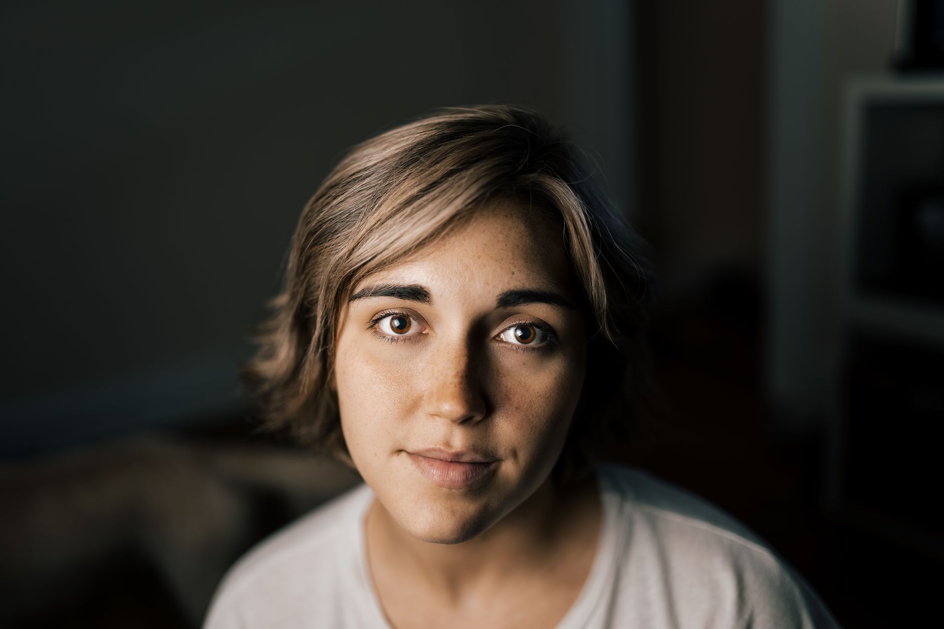 Retrato espontâneo de uma mulher com luz natural, ilustrando a estética autêntica na fotografia