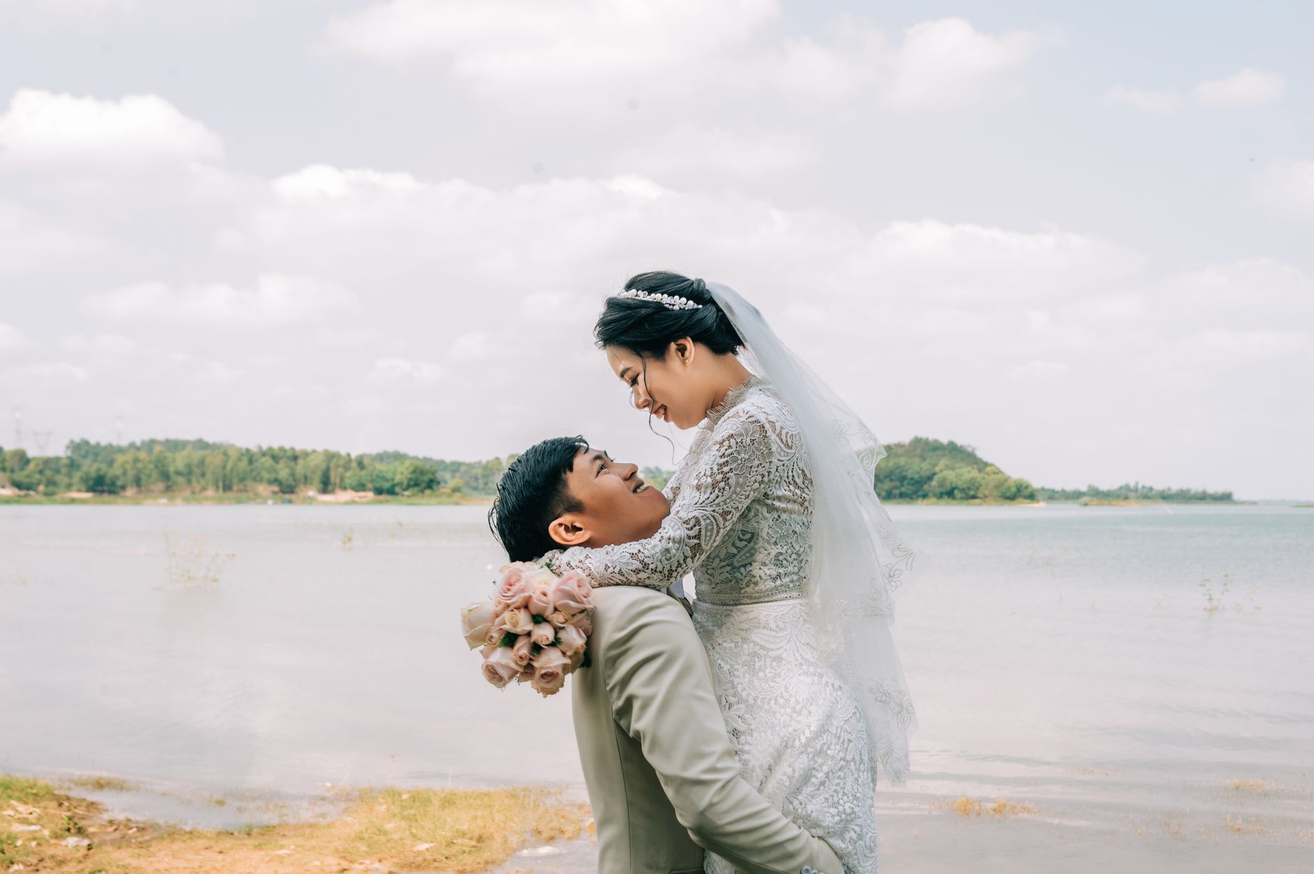 Fotógrafo profissional capturando momentos de um casamento, com câmera em mãos durante a cerimônia