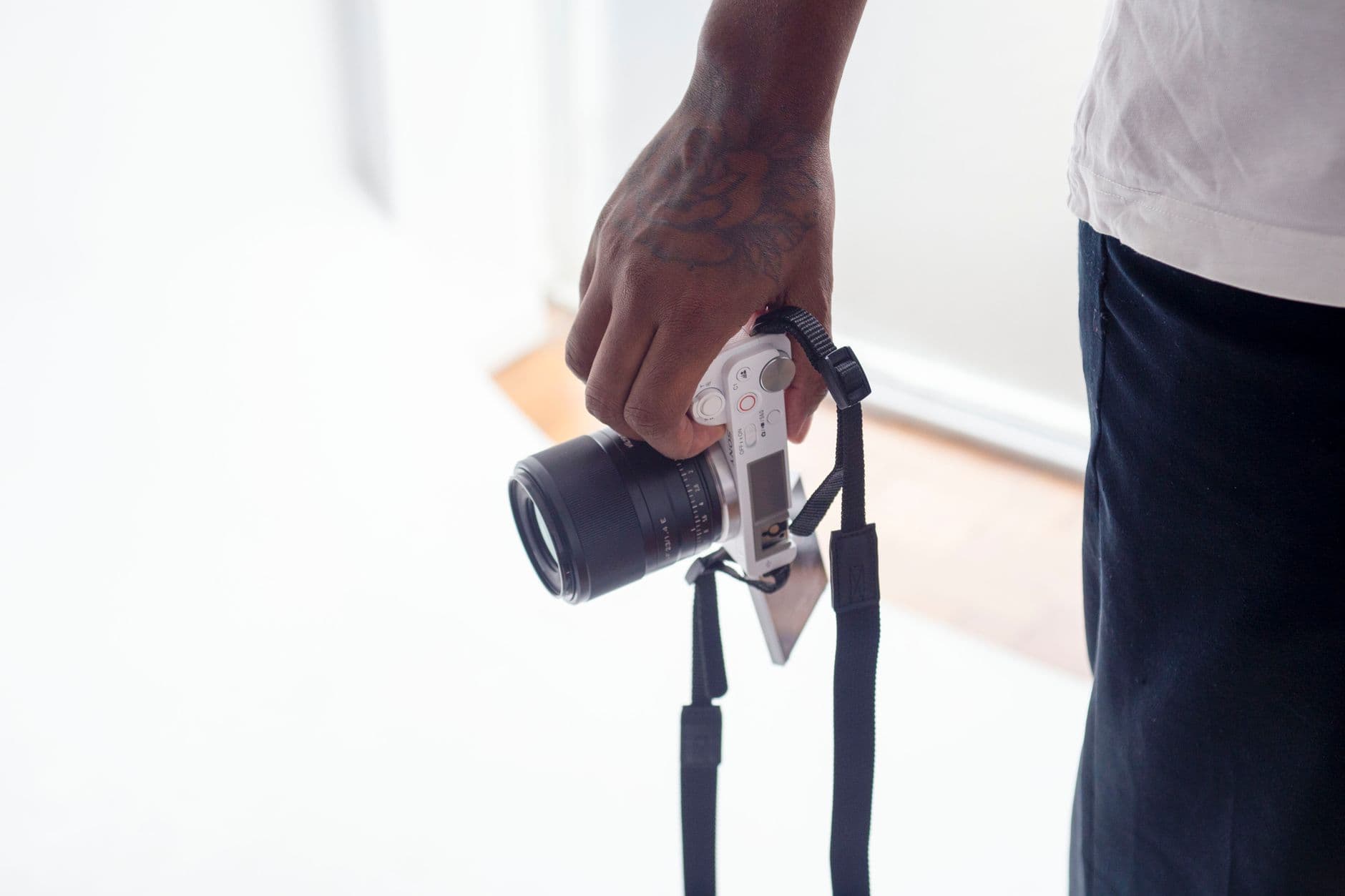 Fotógrafo profissional ajustando câmera em estúdio