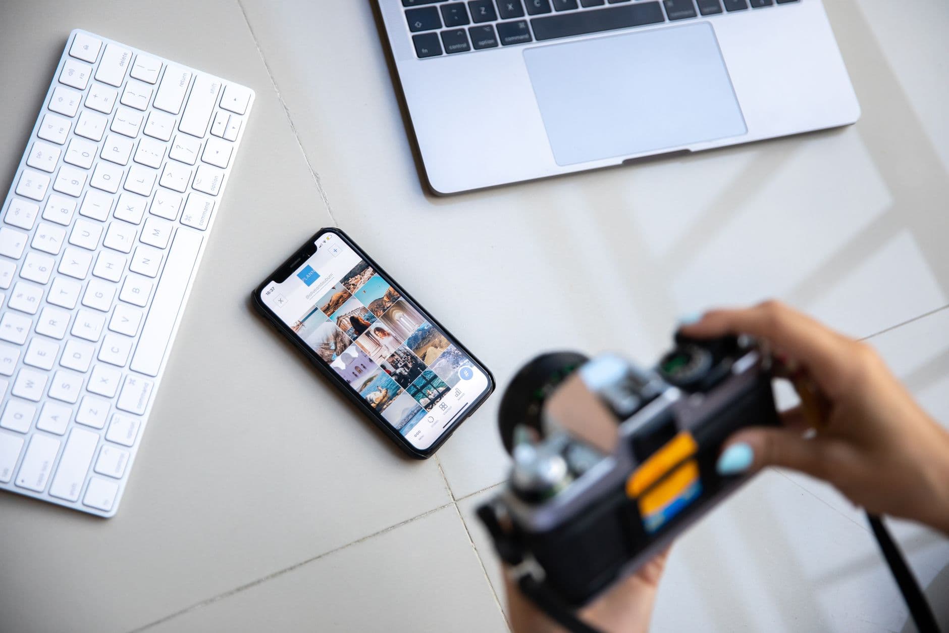 Fotógrafo profissional estudando tendências e acompanhando mercado em seu computador