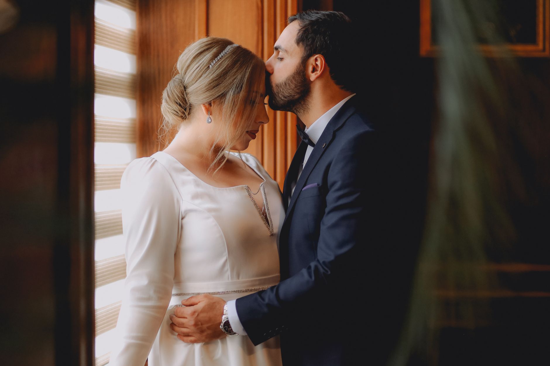Fotógrafo durante sessão de trabalho com cliente, capturando imagens com câmera profissional em mãos